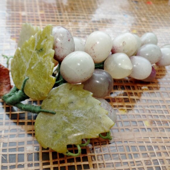 Lot of 5 Chinese Carved Jade Stone Fruit Apples Pear Peach And Grapes Vintage - Picture 4 of 16